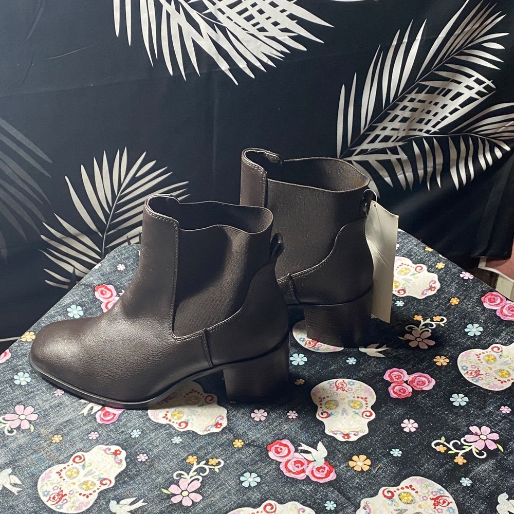 Amazon Essentials Women’s Block Heel Ankle Boots Brown